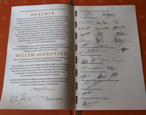 Mit ihrer Unterschrift unter dieses Dokument verzichtete Königin Beatrix am 30. April 2013 um 10.10 Uhr auf ihr Amt.