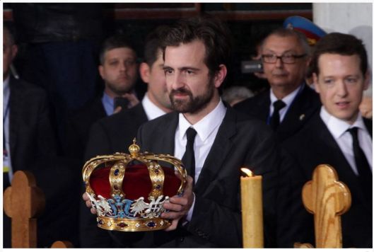 Erbprinz Peter setzt auf den Sarg seines Großvaters, König Peters II., die  serbische Krone.