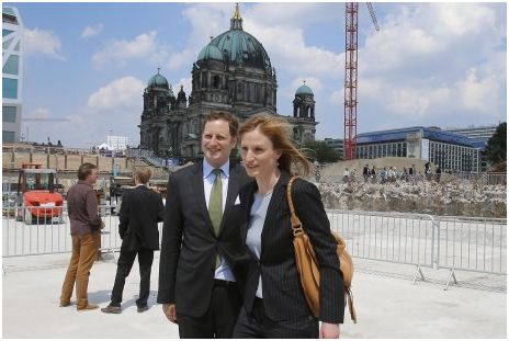 Prinz Georg Friedrich und Prinzessin Sophie von Preußen auf dem Weg zur Grundsteinlegung für das Berliner Stadtschloß.