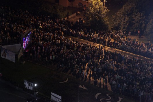 Um Mitternacht versammelten sich Zehntausende im Jekaterinburger Zentrum.