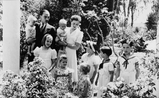 Der Graf und die Gräfin von Paris mit acht Kindern (womit das Photo auf 1943 oder 1944 datiert werden kann).