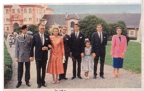 Württembergs Königsfamilie 1985 vor Schloß Altshausen.