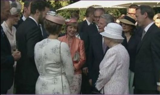 Prinzessin Sophie von Preußen (links außen) wird ebenfalls von der Königin willkommen geheißen.