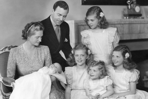 1946 wurde der ersehnte Erbe Carl Gustaf geboren, v.l. Prinzessin Sibylla mit dem neugeborenen Prinzen Carl Gustaf with the young prince, Heir Apparent Gustaf Adolf, Princess Margaretha (standing), Princess Birgitta, Princess Christina and Princess Désirée.