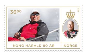 Zum 80. Geburtstag gab die norwegische Post eine Sonderbriefmarke heraus, die den Monarchen bei seinem Lieblingshobby zeigt: Segeln.