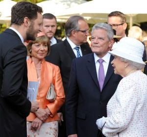 Gauck als Zeuge der Begegnung zwischen Königin Elizabeth II. und Prinz Georg Friedrich 2015 in Berlin.